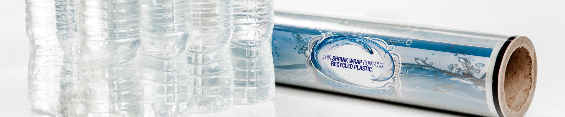 Botellas de agua envueltas en películas retráctiles de colación hechas con resinas recicladas de posconsumo (PCR) de Dow
